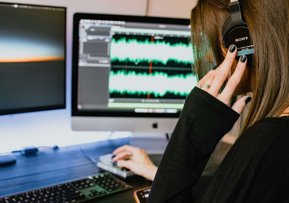 30+ Best Podcasts for Creators, Marketers, and Social Media Managers in 2025