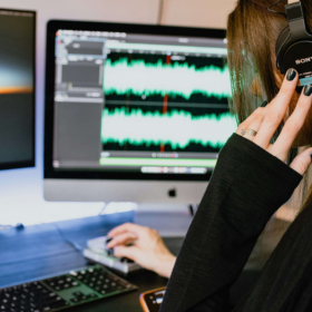 30+ Best Podcasts for Creators, Marketers, and Social Media Managers in 2025